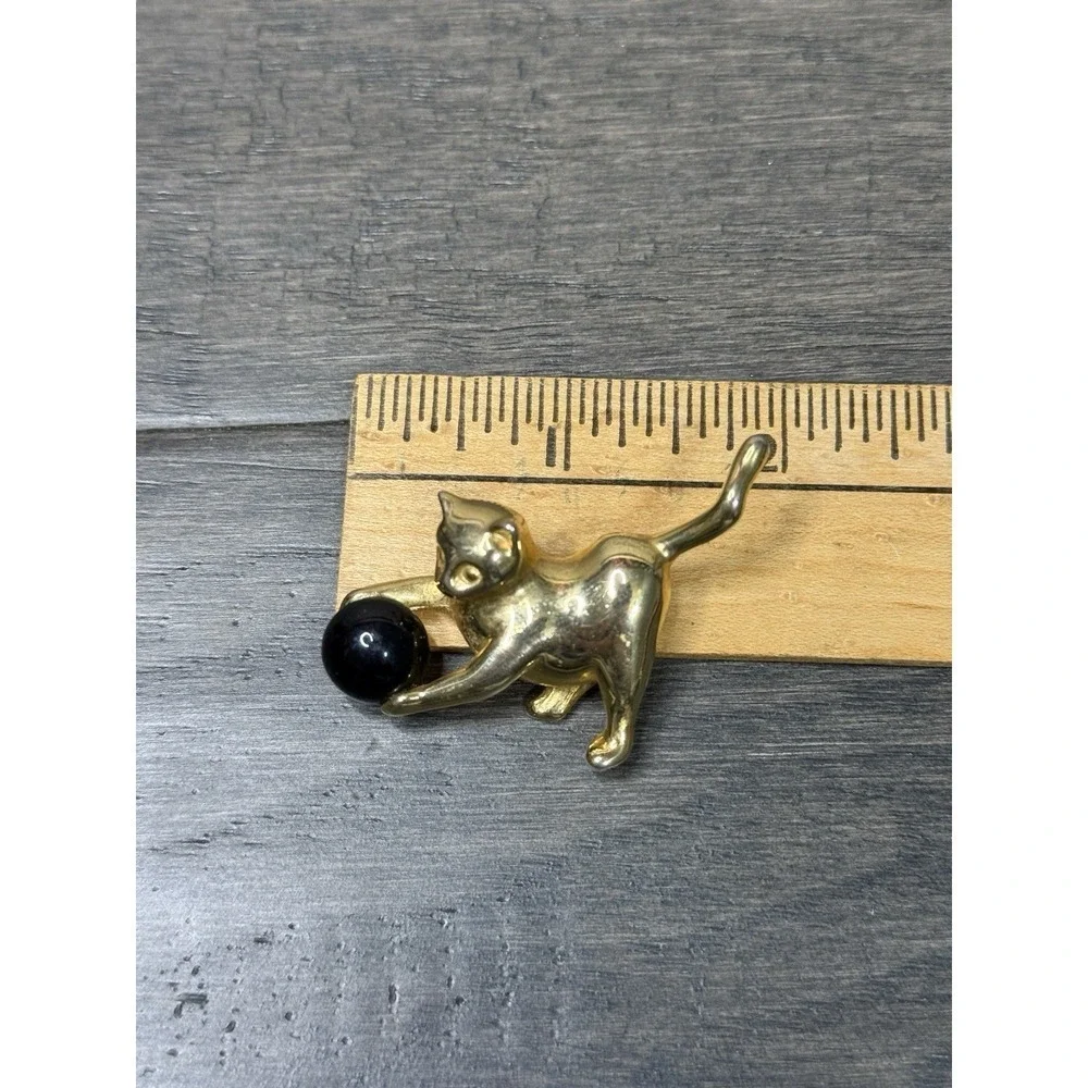 Vintage Gold Tone Cat Kitten Brooch Pin Playing with Black Cabochon Yarn Ball